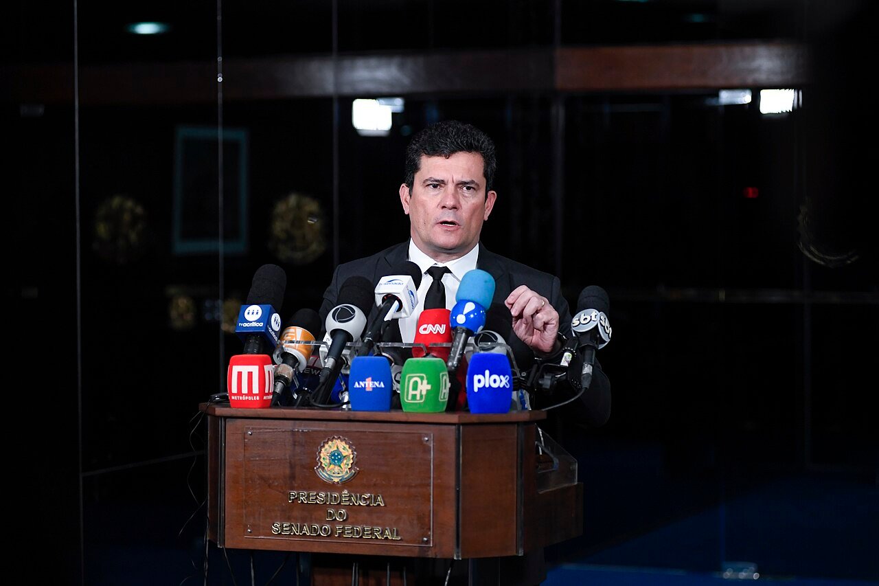 Senador Sergio Moro fala a jornalistas em púlpito da Presidência do Senado Federal