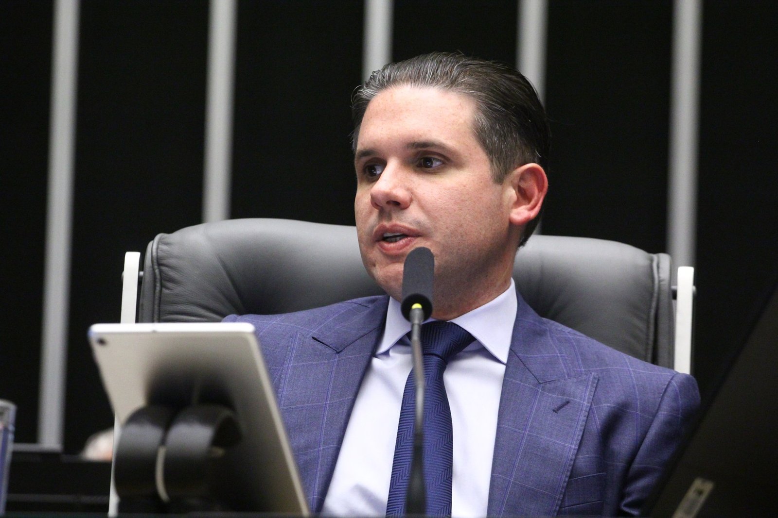 Hugo Motta, presidente da Câmara dos Deputados, fala na cadeira da presidência durante sessão do Plenário