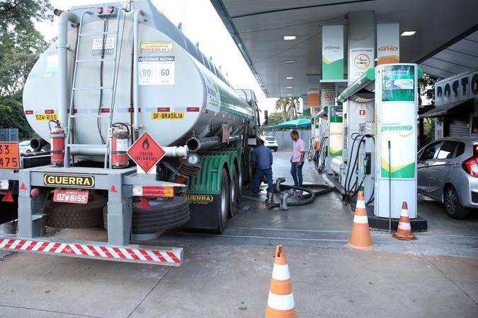 Caminhão-tanque com placa do Distrito Federal descarrega combustível em posto