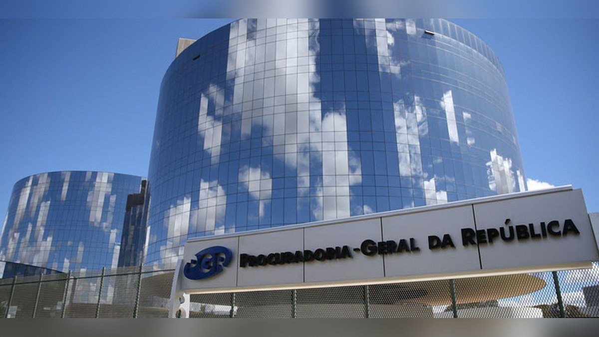 Fachada espelhada do edifício sede da Procuradoria-Geral da República, em Brasília