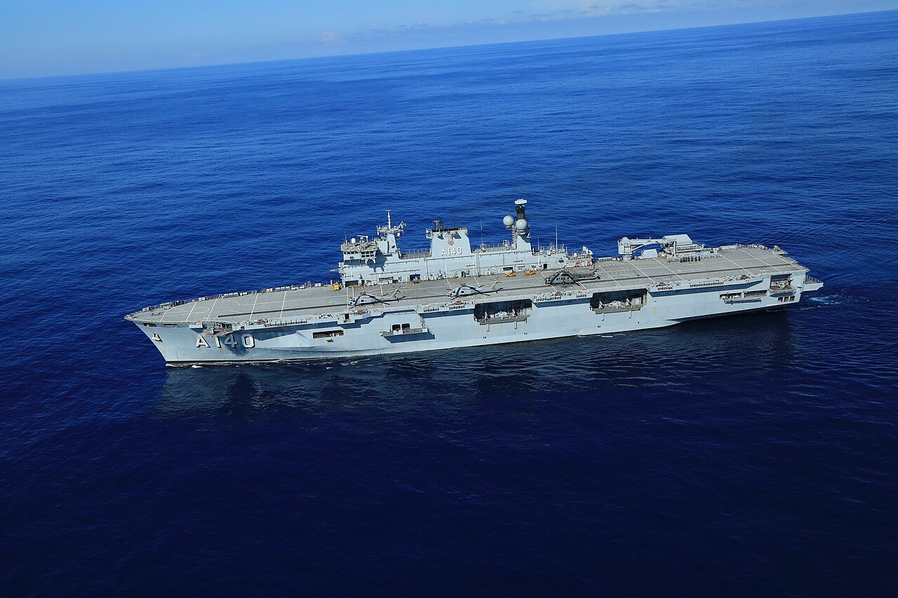 Navio-Aeródromo Multipropósito Atlântico, da Marinha do Brasil, navegando em mar aberto