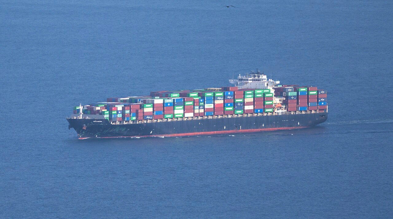 Navio porta-contêineres carregado navega em mar aberto