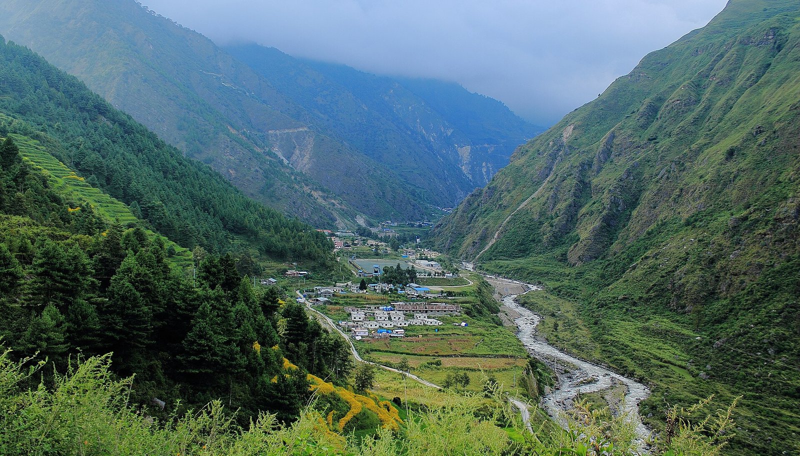 Vale do rio em Chilime, no distrito de Rasuwa, no Nepal, região atingida pela enchente do rio Bhote Koshi; imagem de arquivo de 2015