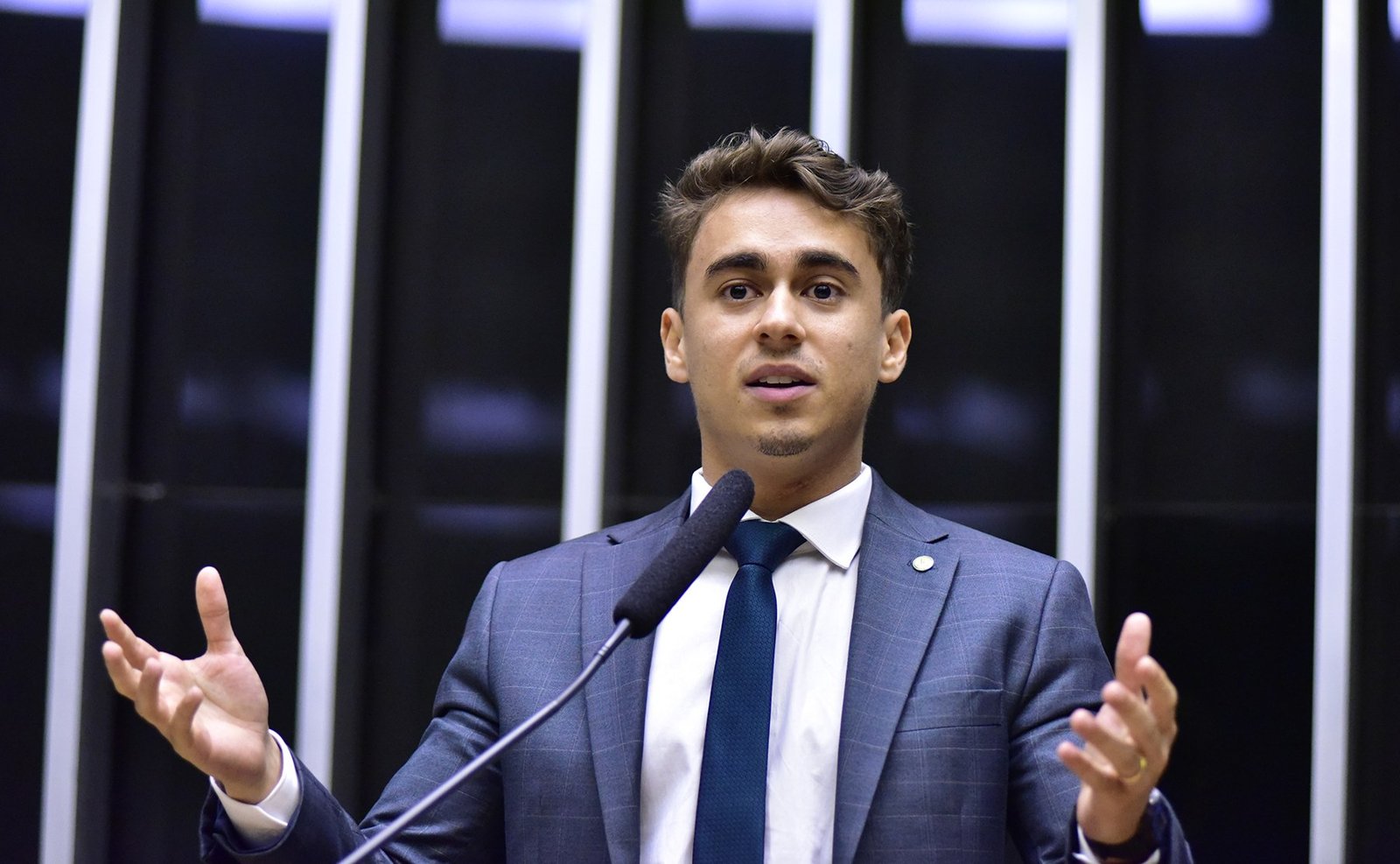 O deputado Nikolas Ferreira discursa na tribuna da Câmara dos Deputados