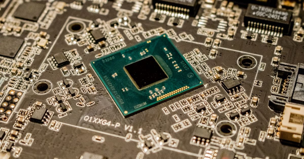 Close-up de um microchip soldado em placa de circuito impresso