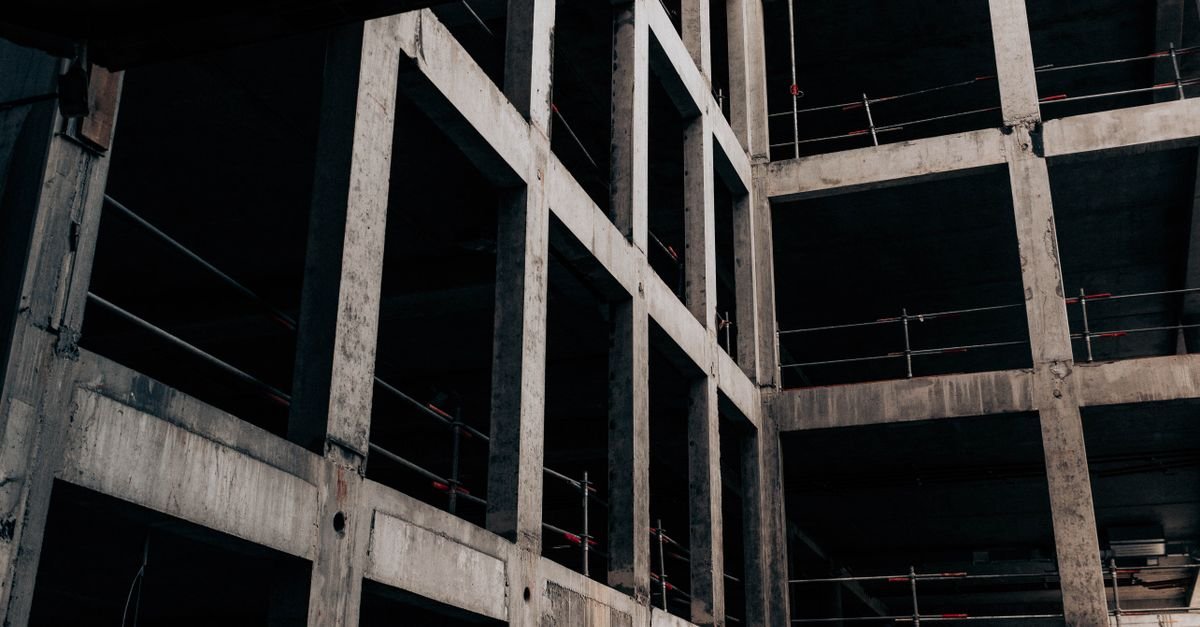 Estrutura de concreto de edifício inacabado, com pilares e vigas expostos