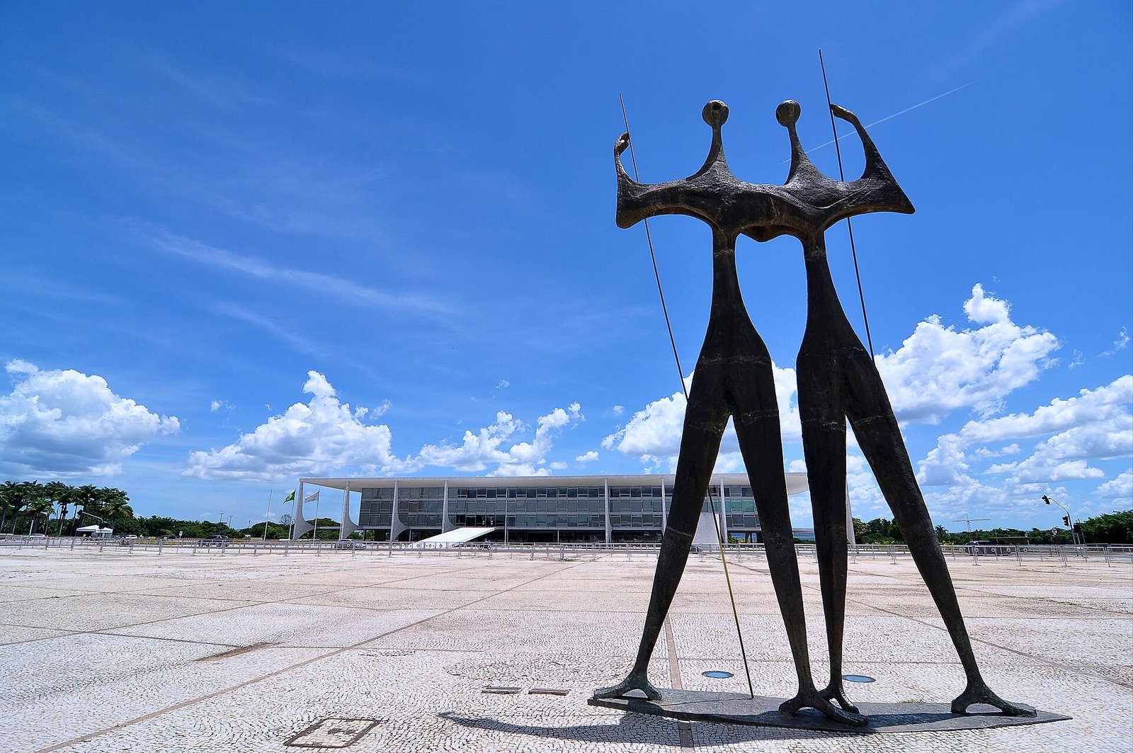 Escultura Os Candangos na Praça dos Três Poderes, com o Palácio do Planalto ao fundo