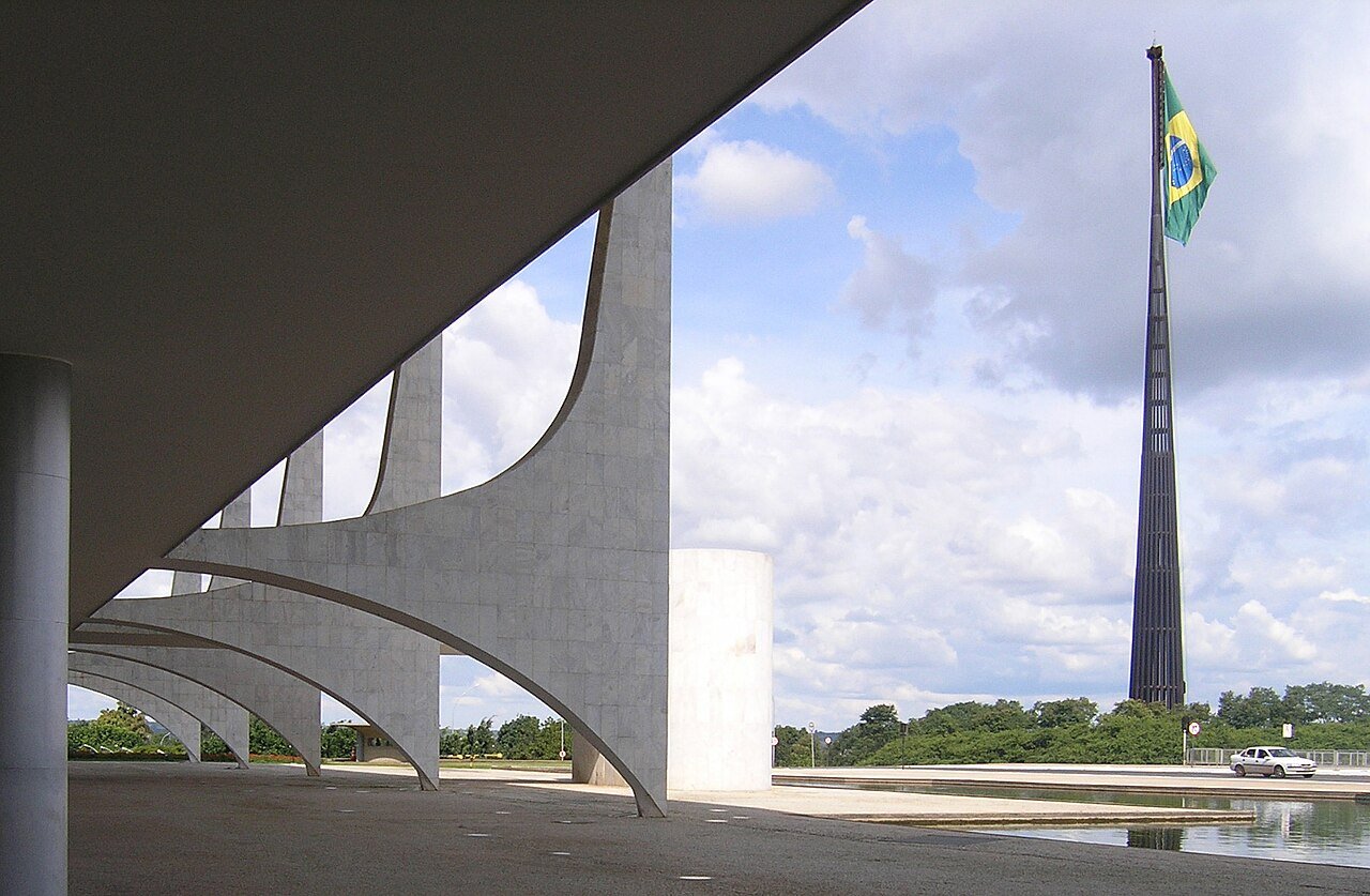 Fachada do Palácio do Planalto, em Brasília, com o Pavilhão Nacional hasteado ao lado