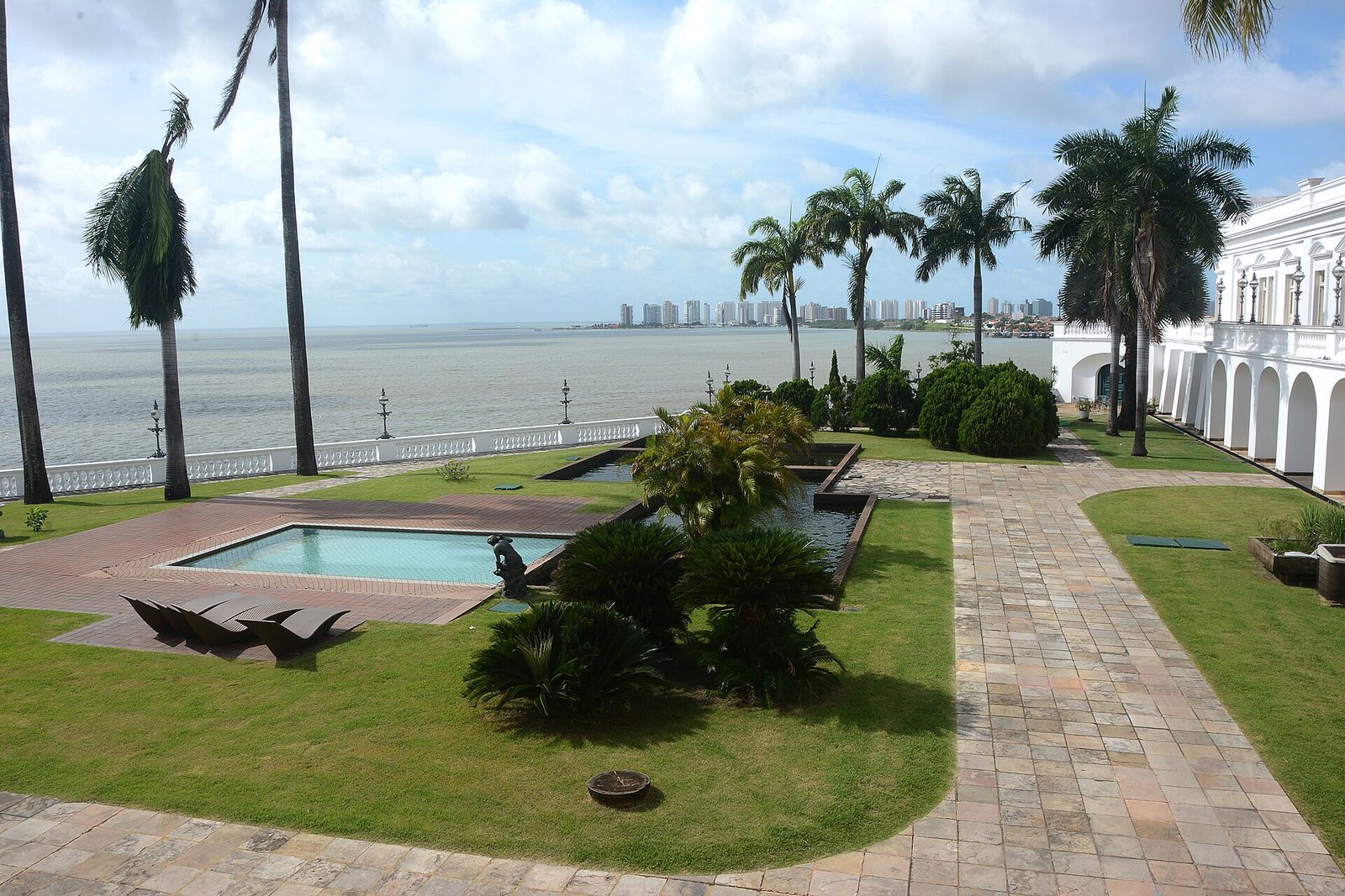 Jardim do Palácio dos Leões, sede do governo do Maranhão, com vista para a baía de São Luís