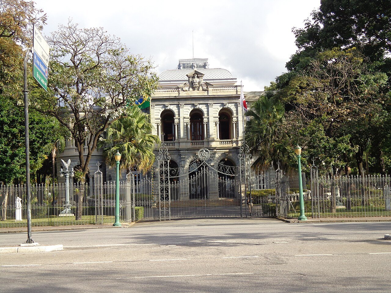 Fachada do Palácio da Liberdade, em Belo Horizonte, com as bandeiras do Brasil e de Minas Gerais