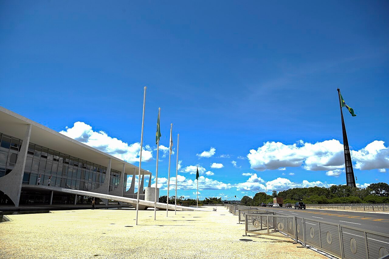 Fachada do Palacio do Planalto com a bandeira do Brasil hasteada
