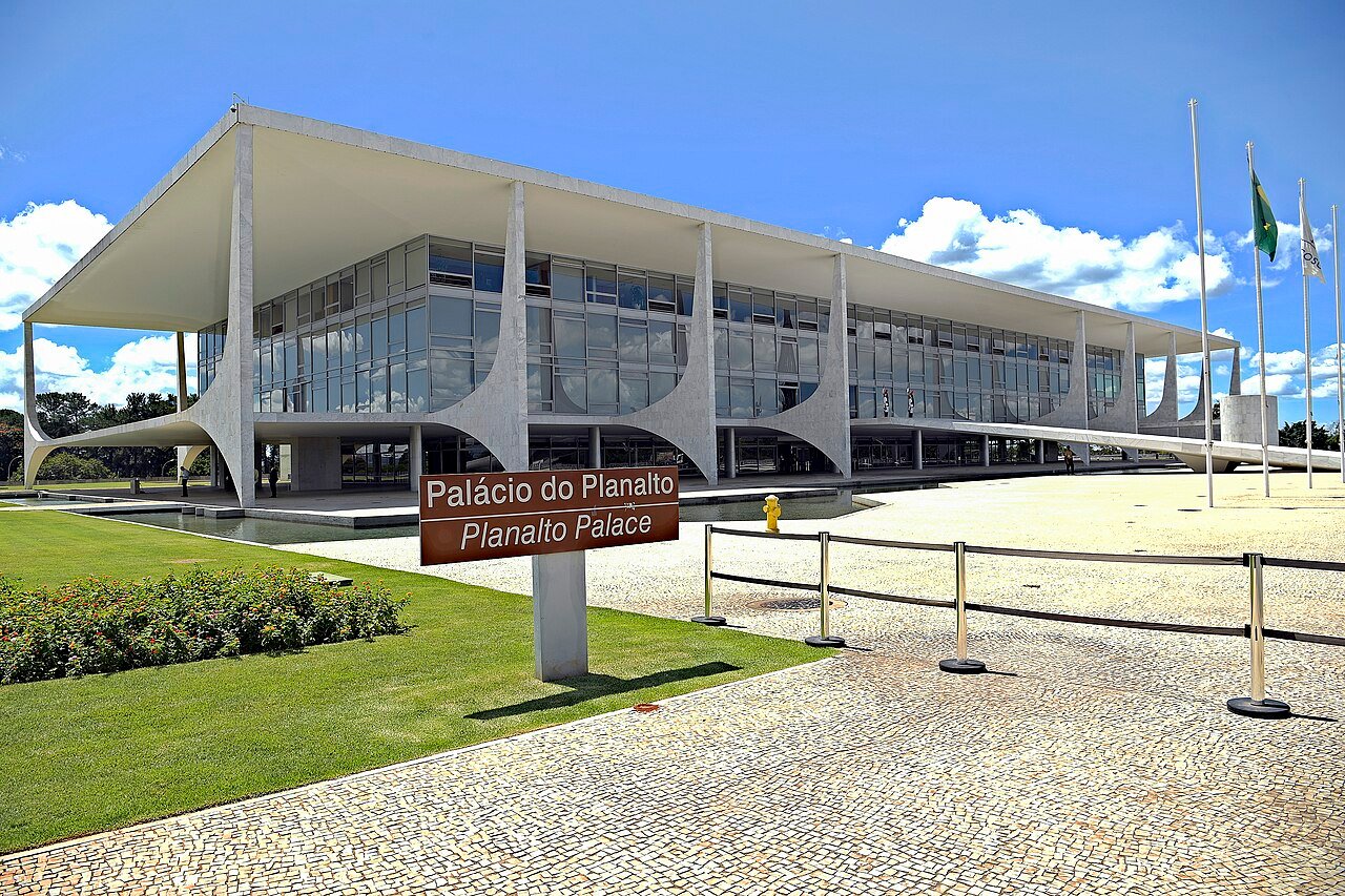 Fachada do Palacio do Planalto, em Brasilia, com placa de identificacao do predio em primeiro plano