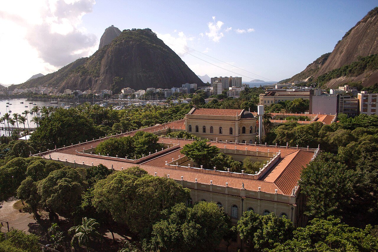 Vista aérea do Palácio Universitário da UFRJ, na Urca, com o Pão de Açúcar e a enseada de Botafogo ao fundo