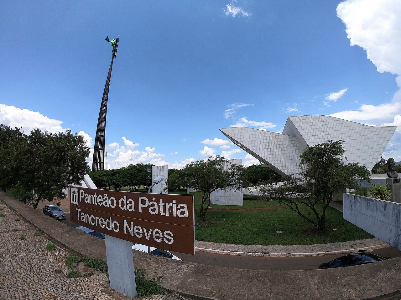Placa e edificio do Panteao da Patria e da Liberdade Tancredo Neves, na Praca dos Tres Poderes, em Brasilia