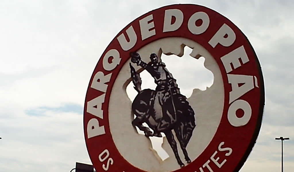 Monumento com o brasão do Parque do Peão, dos Independentes, em Barretos