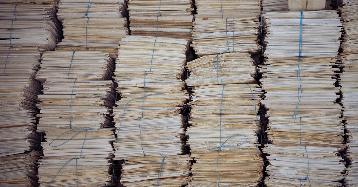 Macos de documentos em papel amarrados com barbante e empilhados em varias colunas