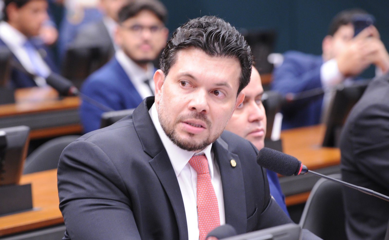 Deputado Acácio Favacho (MDB-AP) fala ao microfone durante sessão da Comissão de Constituição e Justiça da Câmara dos Deputados