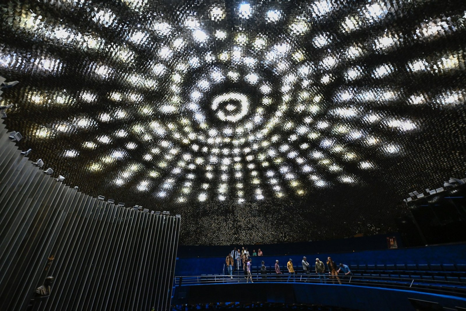 Cúpula do plenário do Senado Federal vista da galeria, com visitantes na galeria ao fundo