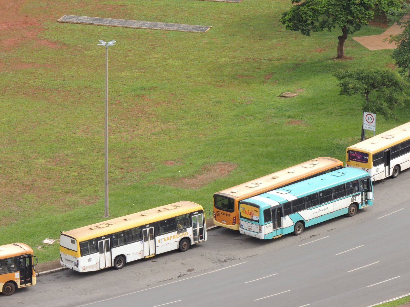Ônibus do transporte coletivo do Distrito Federal estacionados ao longo de via no Plano Piloto, em Brasília