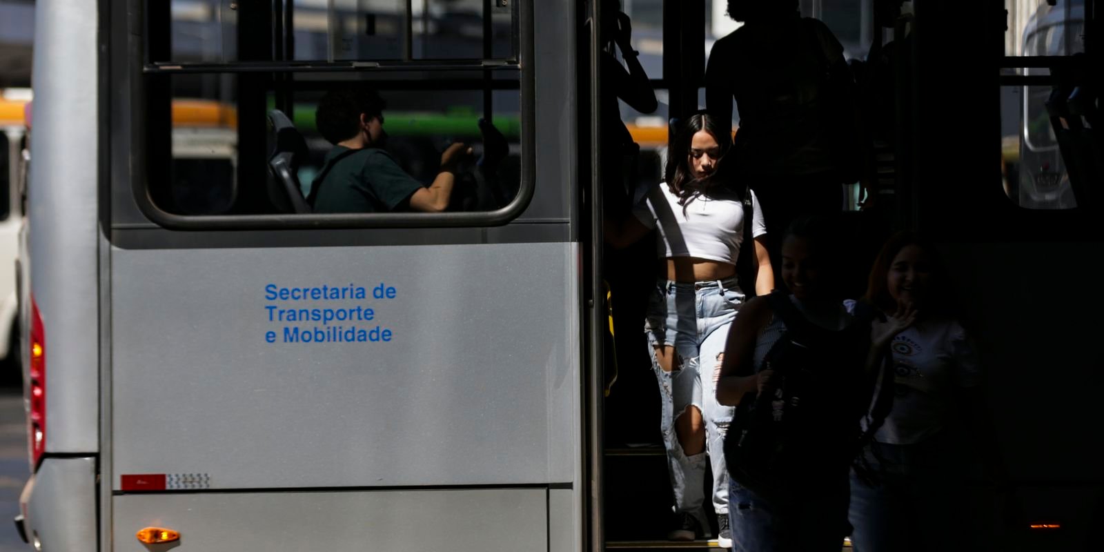 Passageiros descem de ônibus em terminal urbano, em foto de arquivo