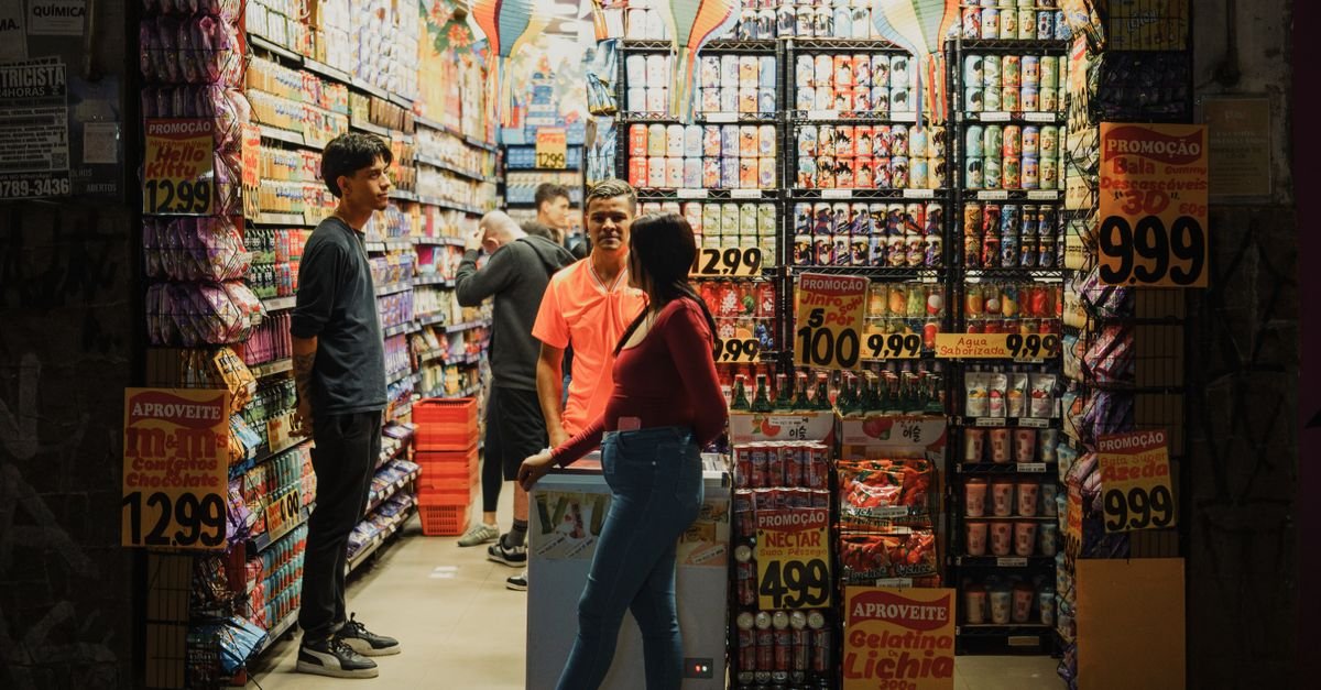 Movimento em pequeno comércio com etiquetas de preço em reais nas prateleiras