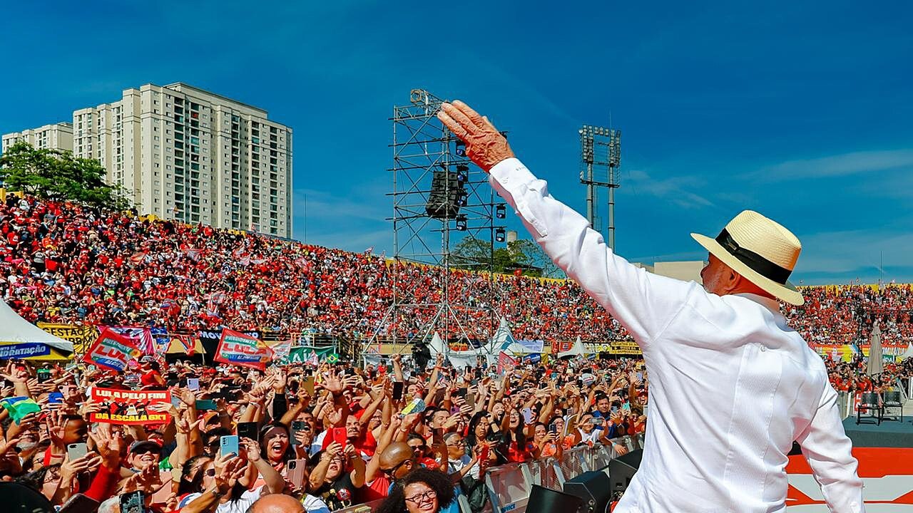 Presidente Lula acena para o público durante o lançamento oficial de sua campanha, em agosto de 2026