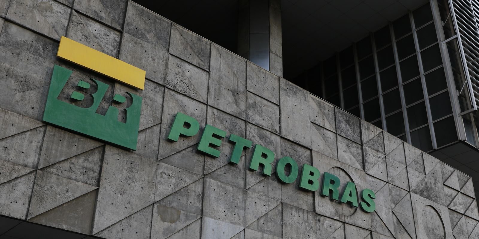 Fachada de concreto com o logotipo verde e amarelo da Petrobras