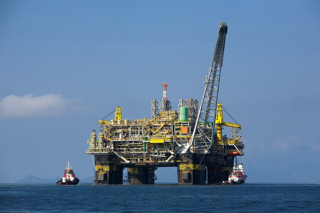 Plataforma de petróleo P-51 da Petrobras em alto-mar, com embarcações de apoio ao lado