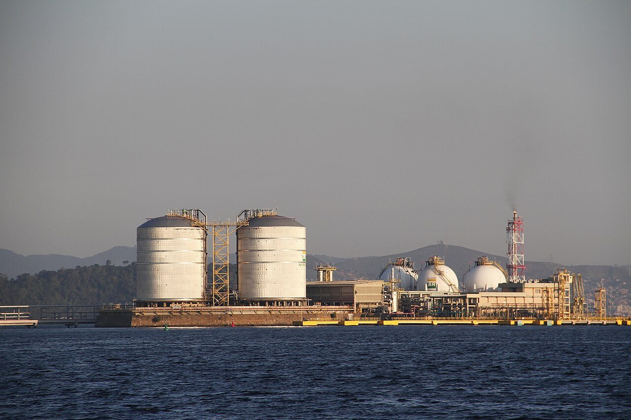 Terminal da Petrobras às margens da Baía de Guanabara, no Rio de Janeiro, com tanques de armazenamento e esferas de gás