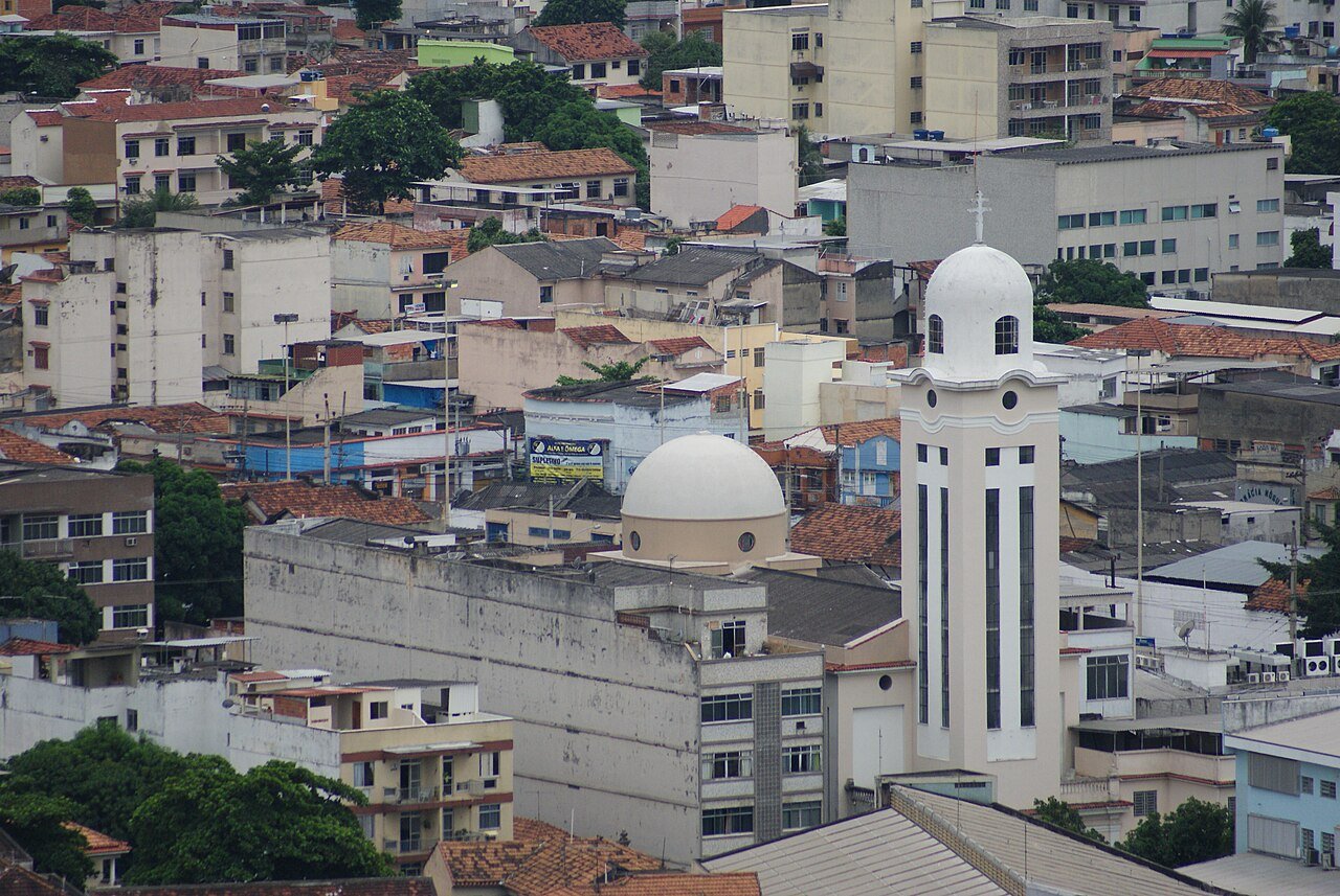 Vista aérea de ruas e prédios do Complexo do Alemão, zona norte do Rio de Janeiro (foto de arquivo)