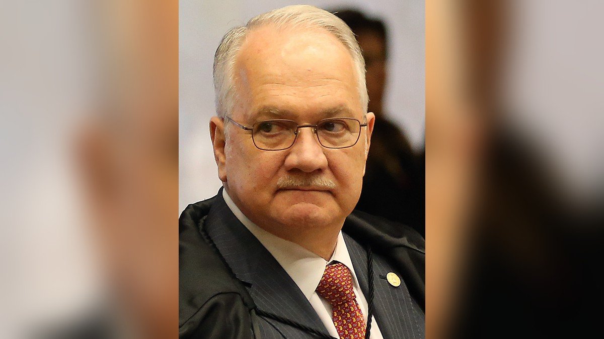 O ministro Edson Fachin, do STF, de toga, durante sessão plenária
