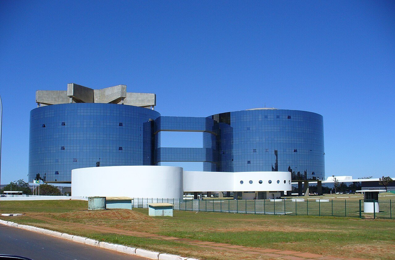 Edifício-sede da Procuradoria-Geral da República, em Brasília, com as duas torres de vidro azul