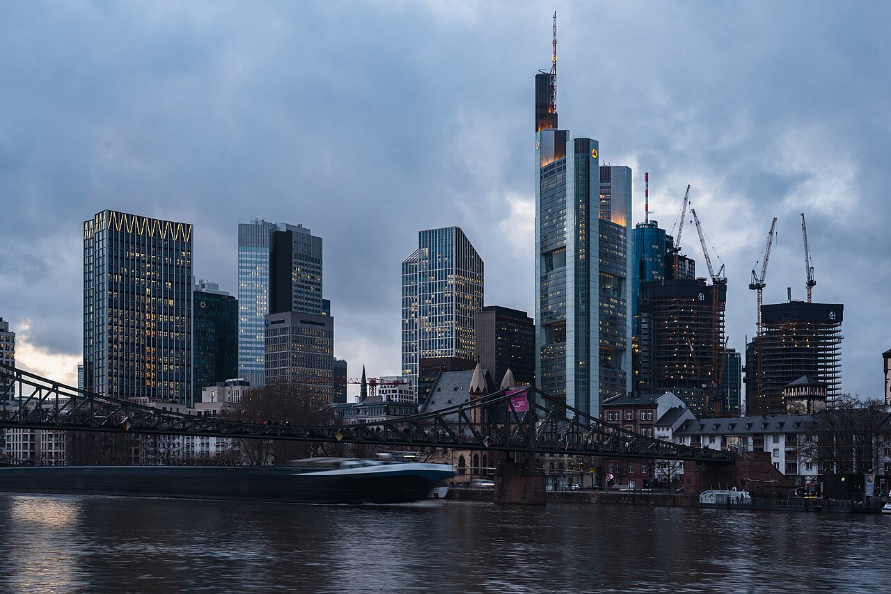 Skyline dos arranha-céus do centro financeiro de Frankfurt visto do rio Meno
