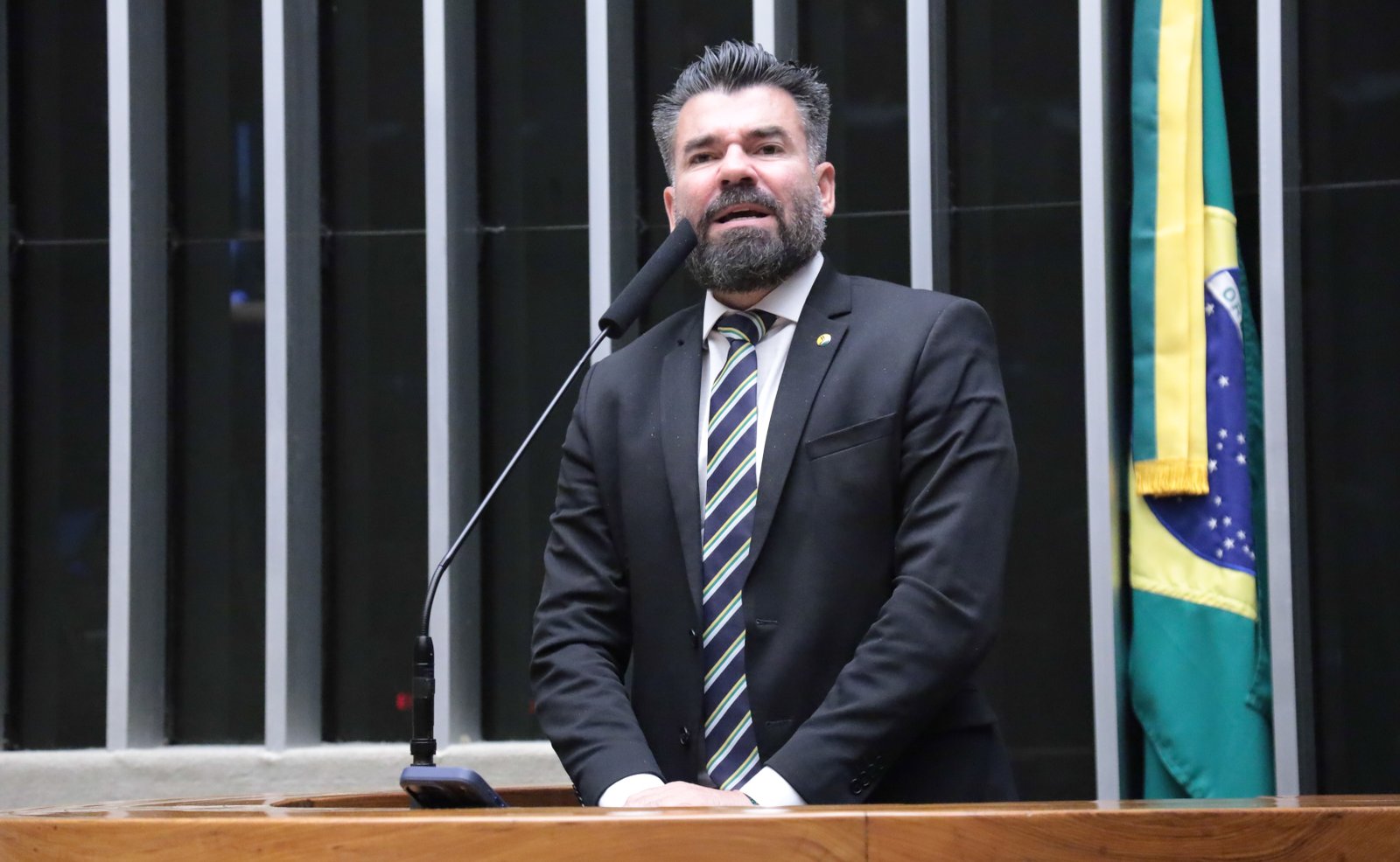 O deputado Delegado Caveira, relator da proposta, discursa durante sessão na Câmara dos Deputados