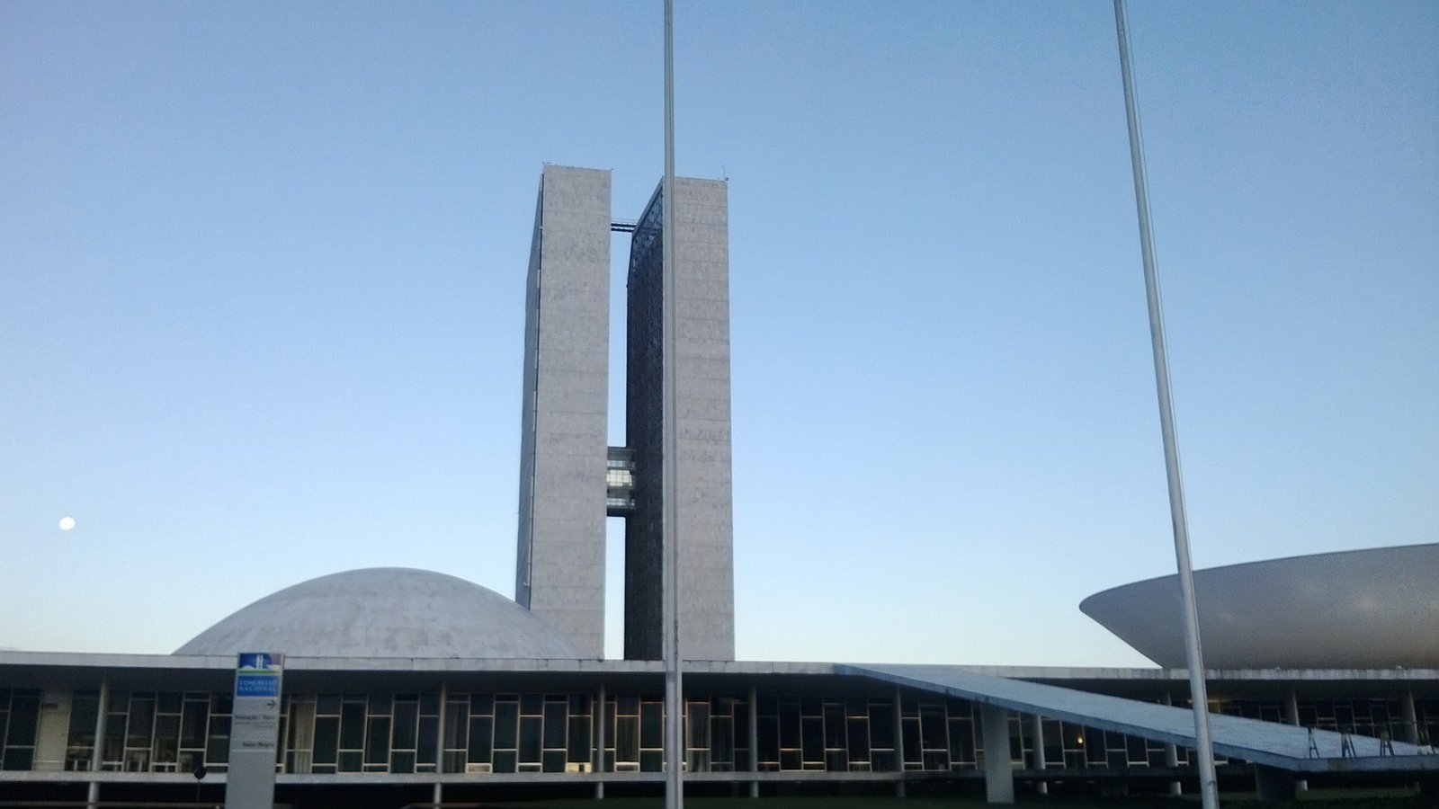 Congresso Nacional visto de frente, com as duas cúpulas e as torres gêmeas ao entardecer