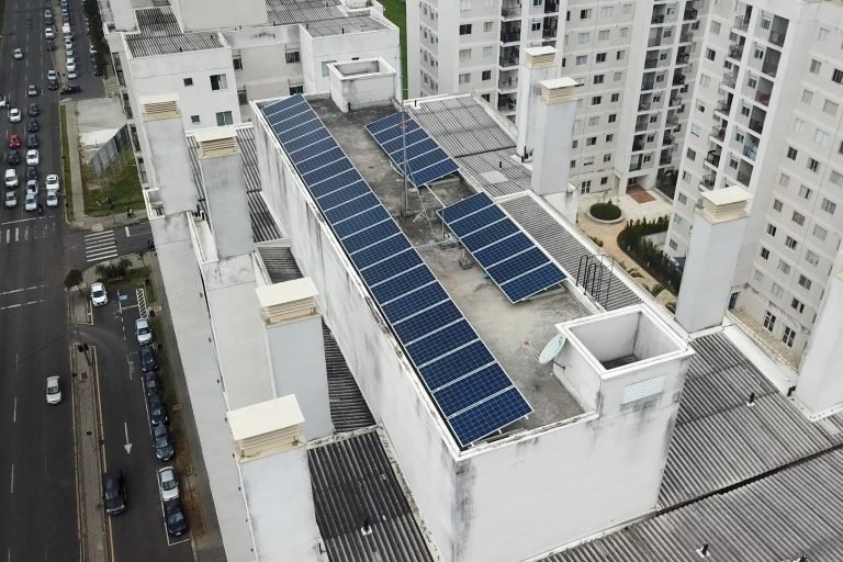 Painéis de energia solar instalados na laje de um edifício residencial