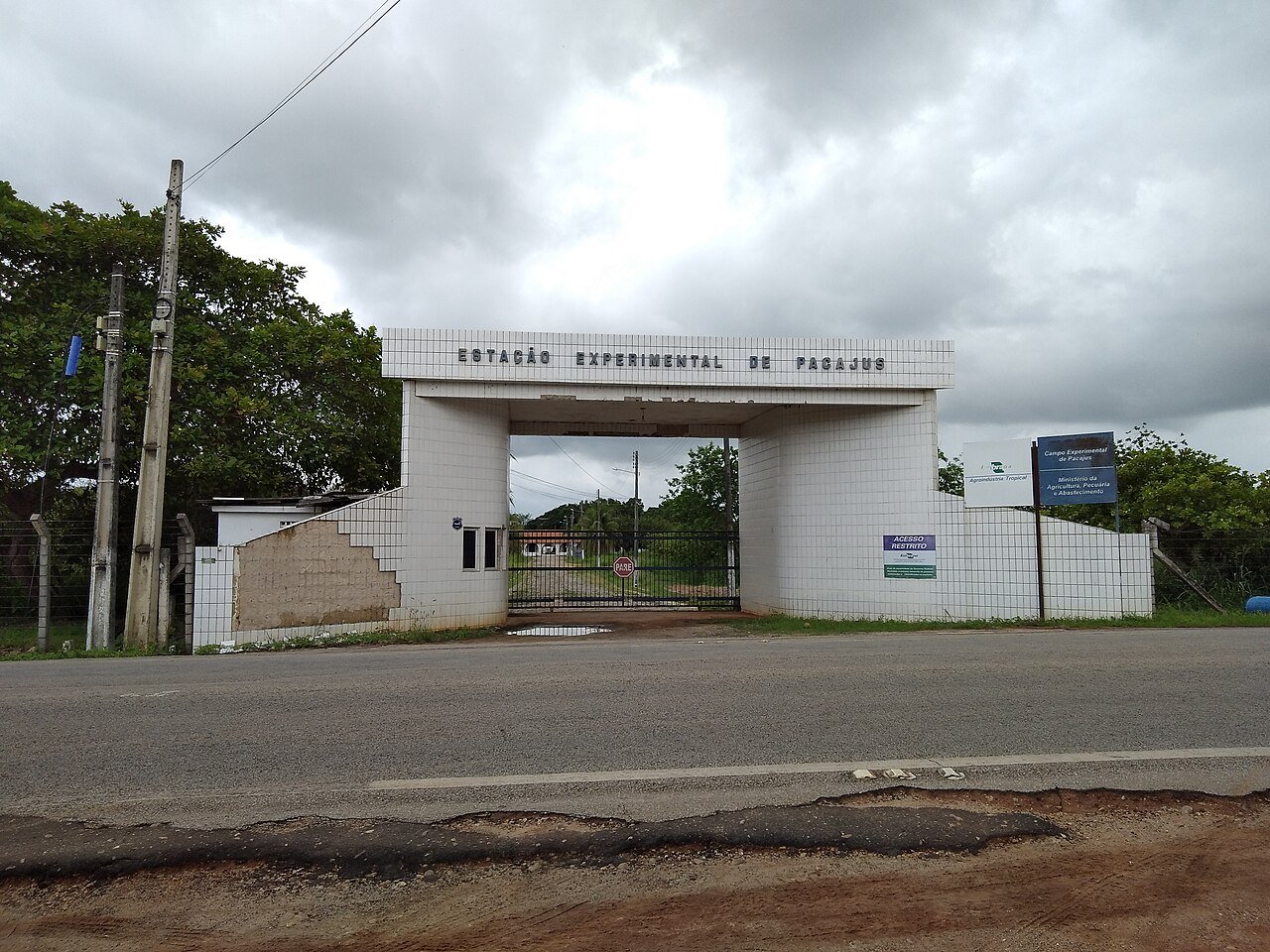 Portal de entrada da Estação Experimental de Pacajus, unidade da Embrapa Agroindústria Tropical, com placas de identificação
