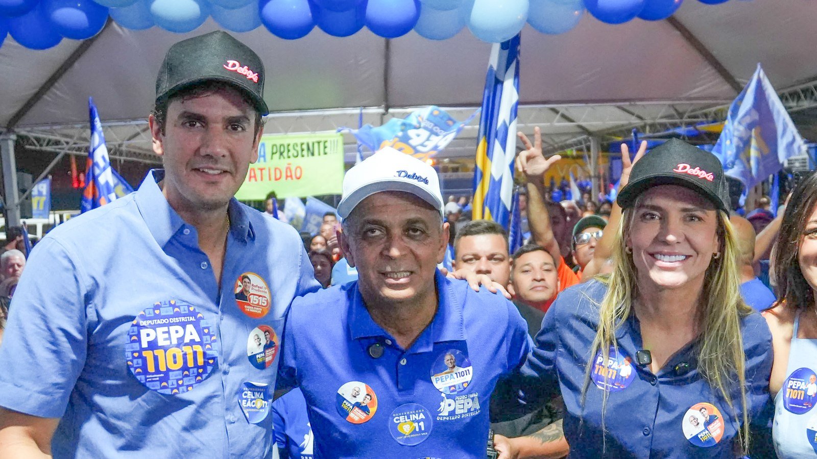 Rafael Prudente, Pepa e Celina Leão no palanque de Planaltina, na noite de sexta-feira (21)