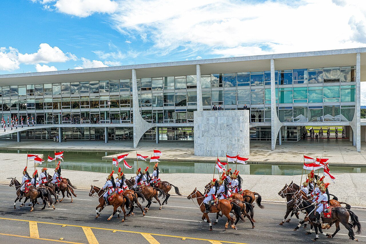 Fachada do Palácio do Planalto, em Brasília, com a guarda montada dos Dragões da Independência em frente ao prédio