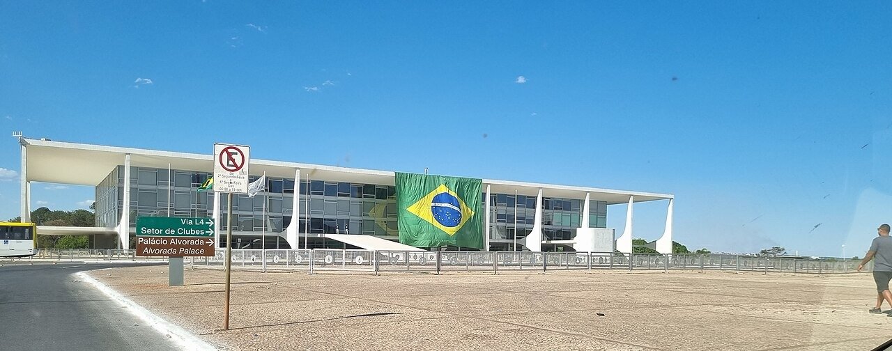 Fachada do Palácio do Planalto, em Brasília, com bandeira do Brasil