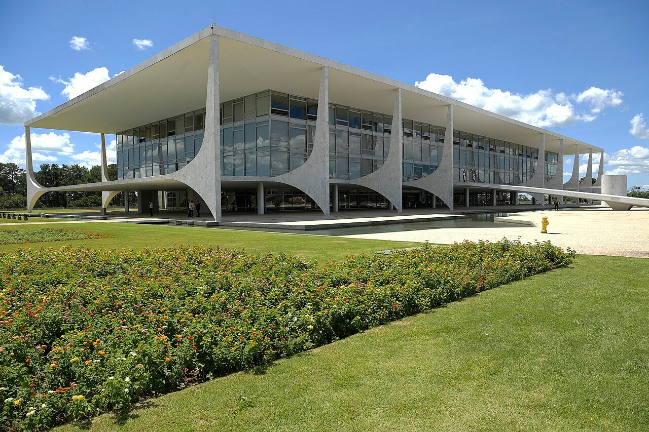 Fachada do Palácio do Planalto, em Brasília, vista do jardim
