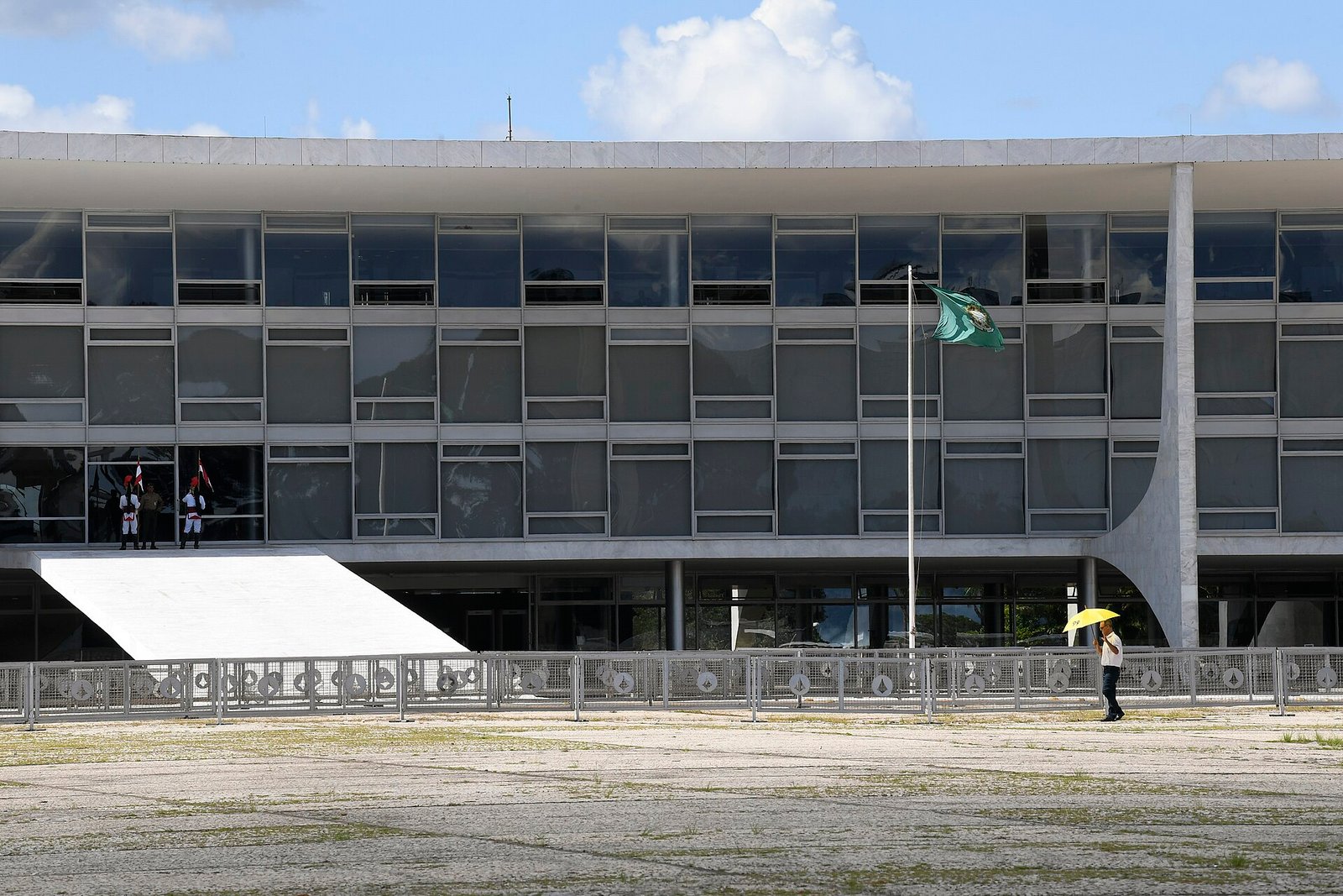 Fachada do Palácio do Planalto em dia claro, sede do governo federal em Brasília