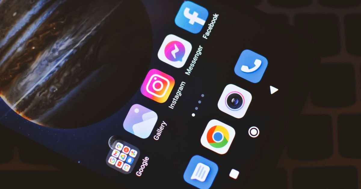 Tela de celular com ícones de aplicativos de redes sociais