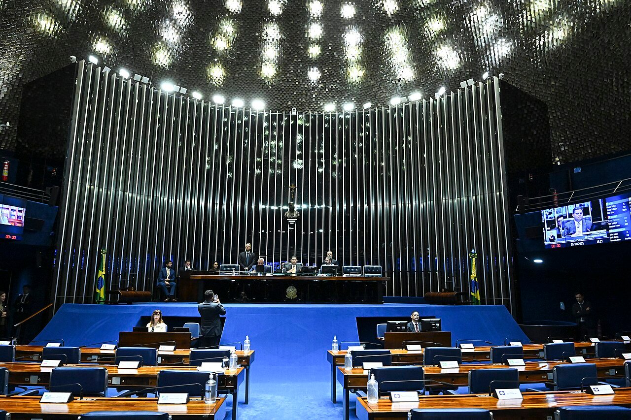 Vista ampla do plenário do Senado Federal, em Brasília, durante sessão