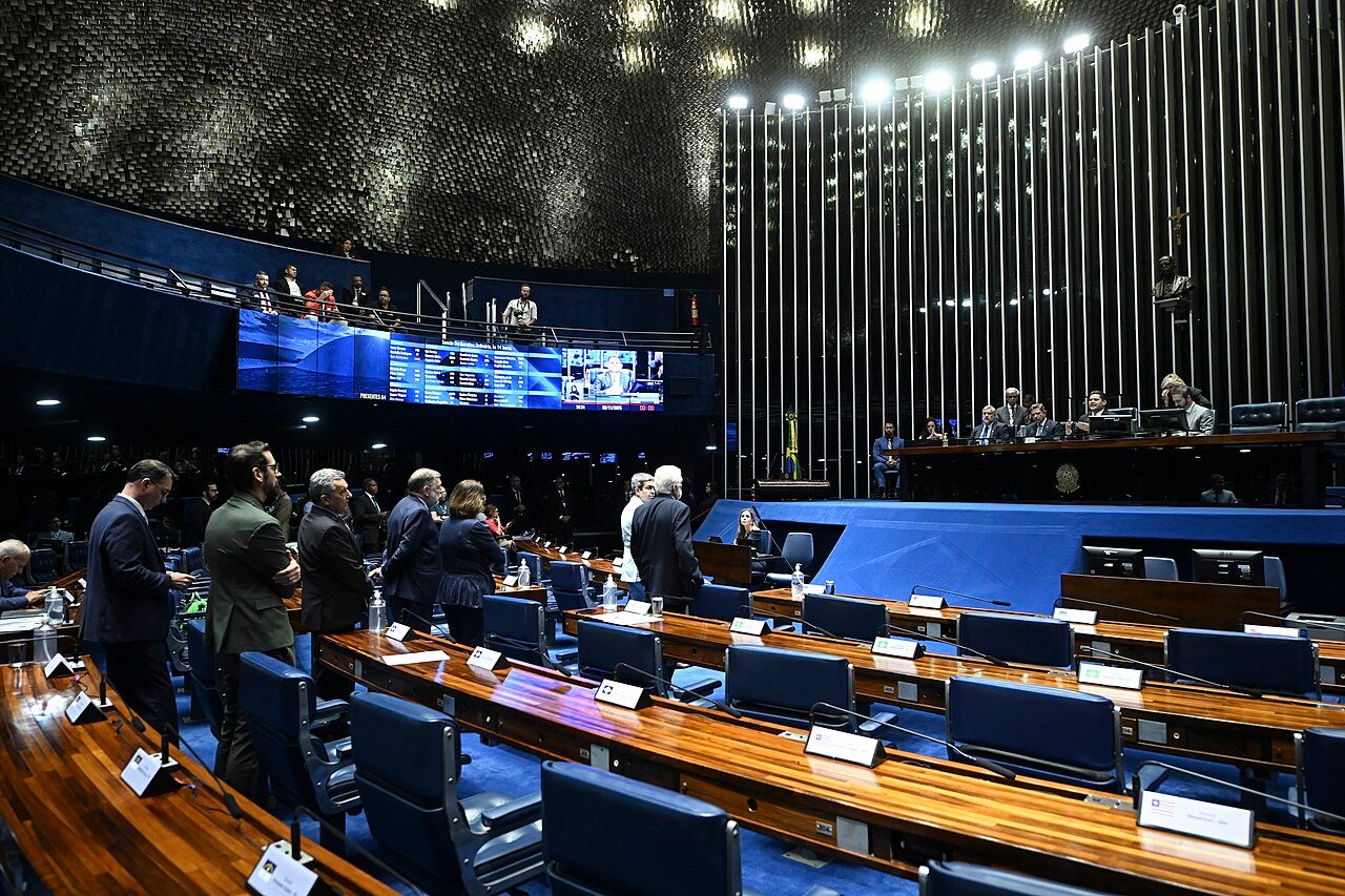 Vista geral do plenário do Senado Federal, em Brasília, com bancadas de madeira e cadeiras azuis