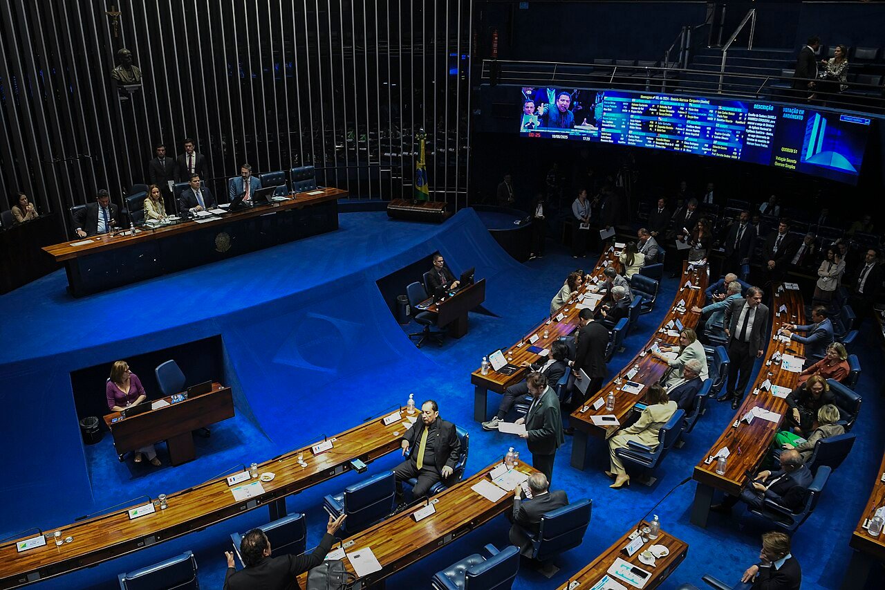 Vista do plenário do Senado Federal durante sessão de votação, com senadores nas bancadas e painel eletrônico ao fundo