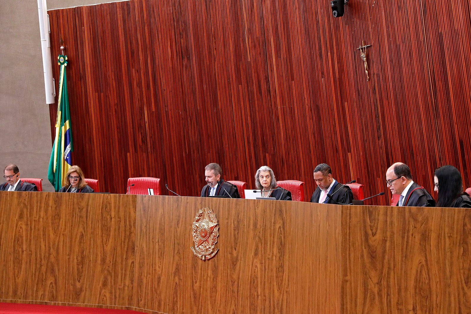 Ministros reunidos na mesa do plenário do Tribunal Superior Eleitoral