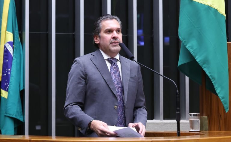 Deputado Isnaldo Bulhões Jr. discursa na tribuna do Plenário da Câmara dos Deputados