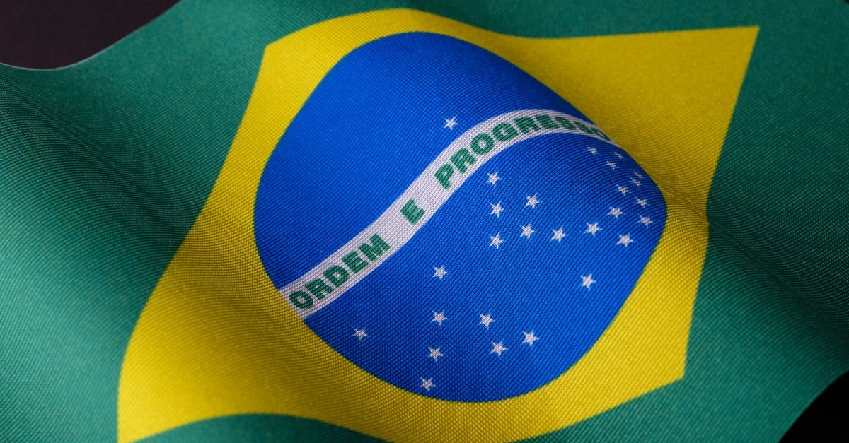 Bandeira do Brasil em close, com a faixa Ordem e Progresso