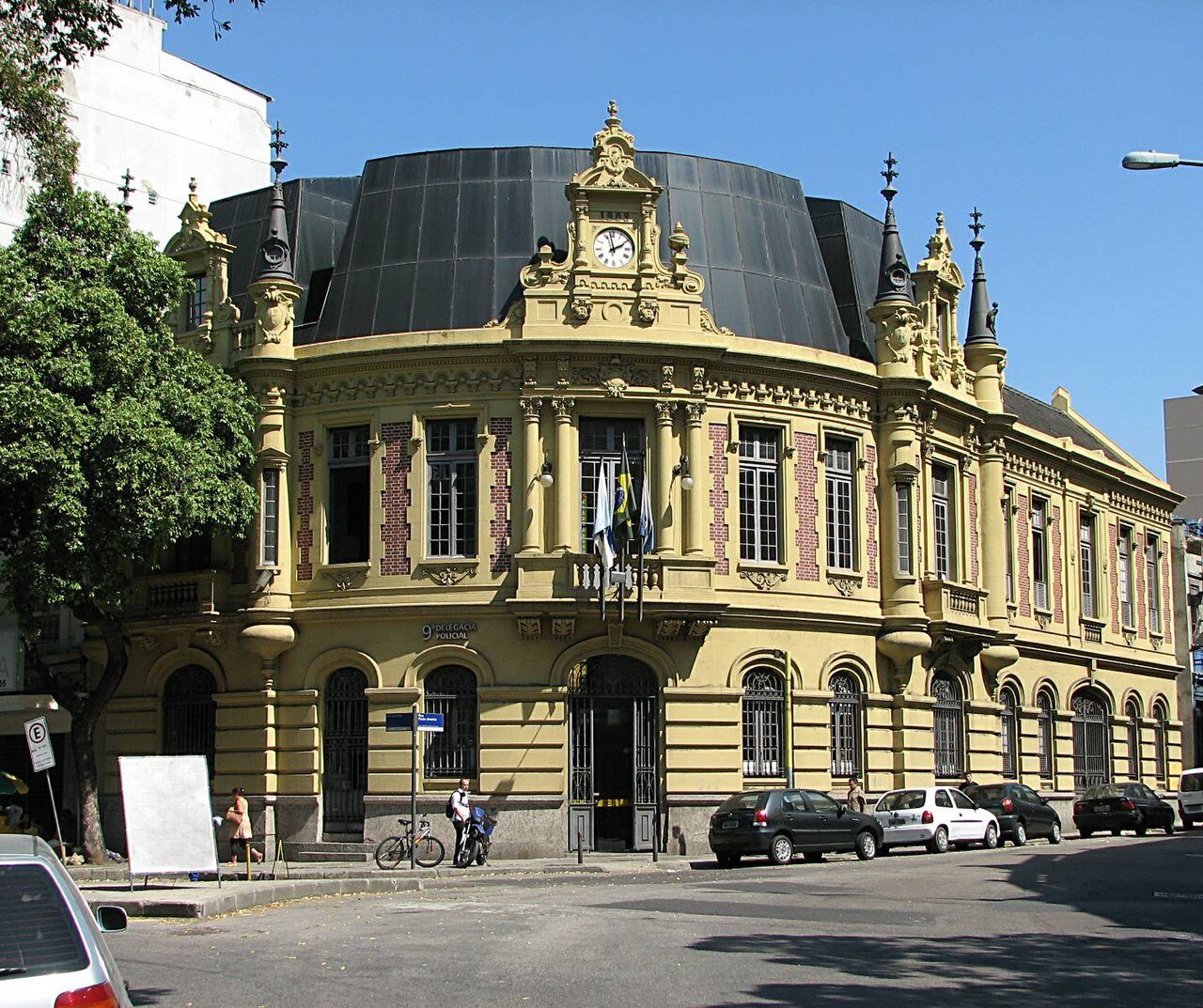 Fachada de delegacia da Polícia Civil do Rio de Janeiro